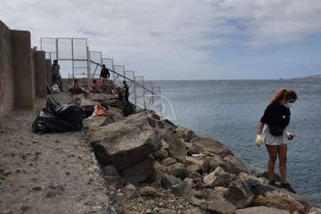 Limpieza de la escollera sur del muelle de Taliarte (Foto Pedro Martel/Wendy Cruz)